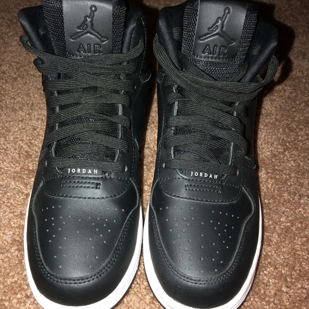 Jordan Shoes/ 7 Youth Equivalent To A Woman’s 8
